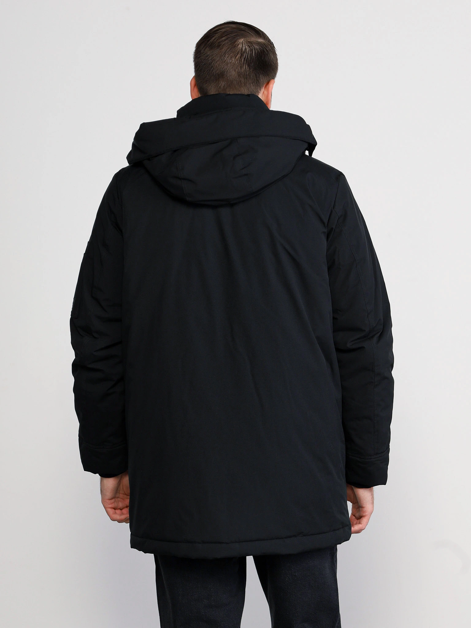 Куртка черного цвета с капюшоном